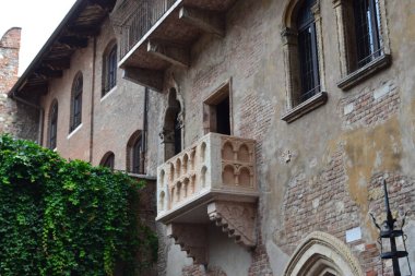 Verona 'da Giulietta' nın balkonunda.