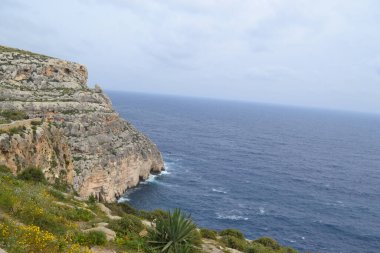 Atlantik Okyanusu 'ndaki kayalık sahilin güzel deniz manzarası