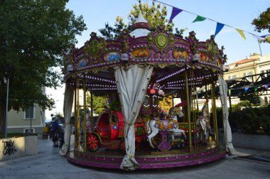 Pesaro, İtalya - 6 Ekim 2017: Pesaro, İtalya 'daki renkli karnaval atlıkarıncaları.