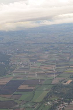 İtalya 'daki rüzgar çiftliğinin havadan görünüşü