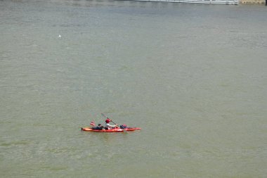 İnsanlar kanoyla, Tuna nehri, Budapeşte, Macaristan