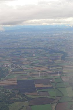 İtalya 'daki rüzgar çiftliğinin havadan görünüşü