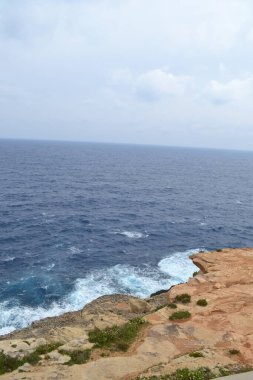Atlantik Okyanusu 'ndaki kayalık sahilin güzel deniz manzarası