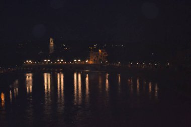 Verona şehrinde gece görüşü ve nehir yansıması