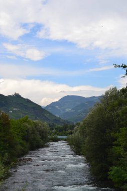 Dağ nehrinin güzel manzarası