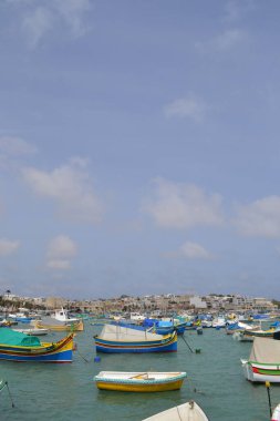 arka planda, Malta Valletta Harbour cityscape ile birçok güzel tekne