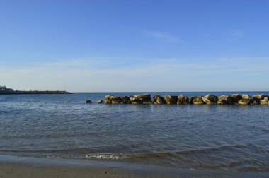 Deniz kıyısının güzel manzarası