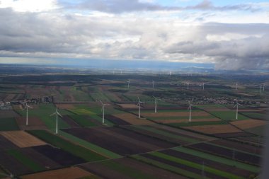 İtalya 'daki rüzgar çiftliğinin havadan görünüşü