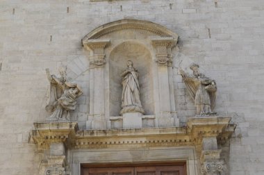 Lecce, Puglia, İtalya: Tarihi merkezdeki Santa Chiara kilisesinin ön yüzü.