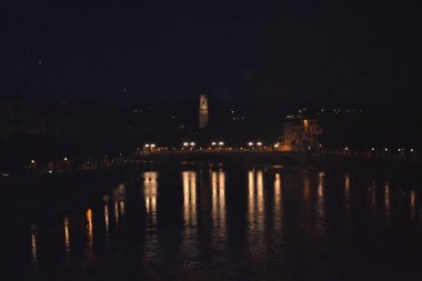 Verona şehrinde gece görüşü ve nehir yansıması