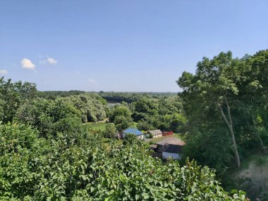 Yeşil dağ yolunda.