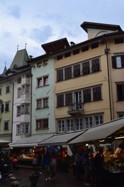 Halk, İtalya ve Avrupa ile Bolzano şehrinin sokak manzarası