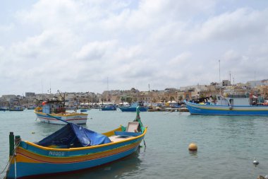 arka planda, Malta Valletta Harbour cityscape ile birçok güzel tekne