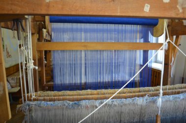 Pereyaslav-Khmelnitsky, Ukrayna: Halk mimarisi müzelerindeki eski Ukrayna kulübesindeki eski dokuma tezgahının ve ipliğin yakın çekimi, Pereyaslav-Khmelnitsky