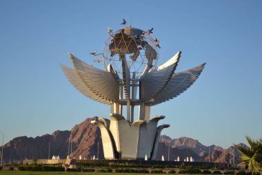 SHARM EL SHEIKH, EGYPT: Güneşli bir günde anıt ve turistlerle birlikte Mısır 'ın Sharm el Sheikh şehrindeki Barış Meydanı.
