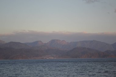 Dağlardaki güzel göl manzarası