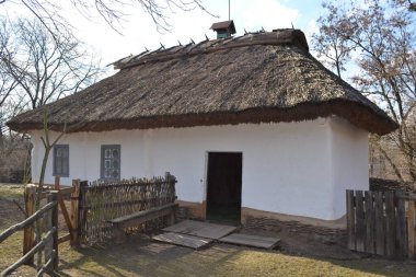 Pereyaslav, Ukrayna: Sazdan çatılı antik kil evin manzarası. Orta Naddnipryanshyna 'nın Halk Mimarisi ve Yaşamı Müzesi.