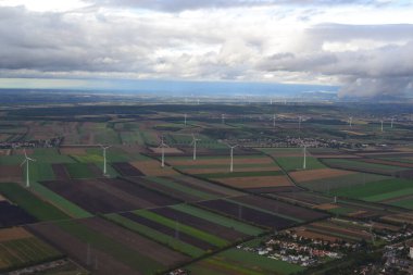 İtalya 'daki rüzgar çiftliğinin havadan görünüşü