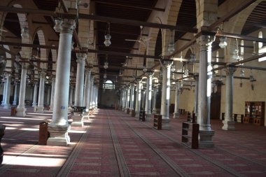 Kahire, Mısır: Kahire 'deki Amr ibn Al Aas Camii' nde ibadet salonu. Mısır. Cami MS 642 yılında inşa edildi..