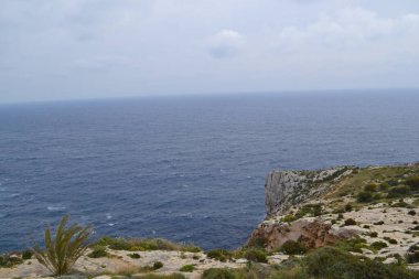 Atlantik Okyanusu 'ndaki kayalık sahilin güzel deniz manzarası