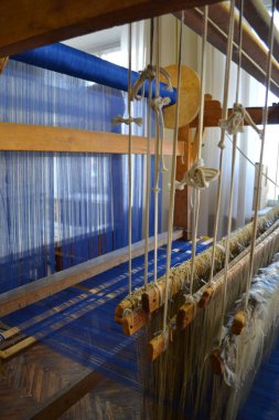 Pereyaslav-Khmelnitsky, Ukrayna: Halk mimarisi müzelerindeki eski Ukrayna kulübesindeki eski dokuma tezgahının ve ipliğin yakın çekimi, Pereyaslav-Khmelnitsky