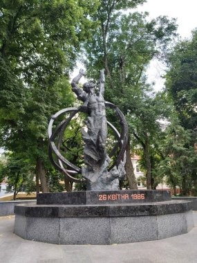 Chernihiv, Ukrayna: Çernobil nükleer santralindeki kazanın kurbanlarının anıtı. Şehir merkezine bir anıt dikilmiş..