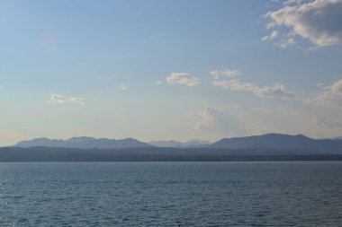 İtalya, Garda 'da güneşli bir yaz gününde sakin bir göl..