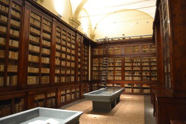 İtalya 'daki eski ahşap üniversite kütüphanesi, Bologna