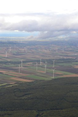 İtalya 'daki rüzgar çiftliğinin havadan görünüşü