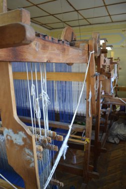 Pereyaslav-Khmelnitsky, Ukrayna: Halk mimarisi müzelerindeki eski Ukrayna kulübesindeki eski dokuma tezgahının ve ipliğin yakın çekimi, Pereyaslav-Khmelnitsky