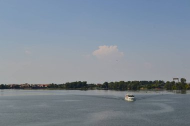 Verona şehrindeki nehrin üzerindeki geminin manzarası