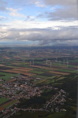 İtalya 'daki rüzgar çiftliğinin havadan görünüşü
