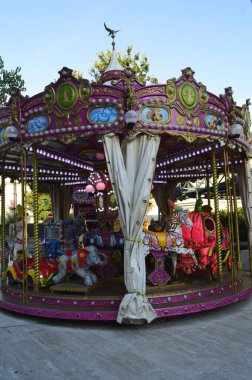 Pesaro, İtalya - 6 Ekim 2017: Pesaro, İtalya 'daki renkli karnaval atlıkarıncaları.