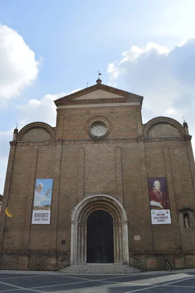 Pesaro, İtalya 'daki görkemli ortaçağ mimarisinin manzarası