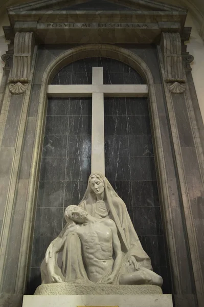 Lecce, Puglia, İtalya: Tarihi merkezdeki Santa Chiara kilisesinin ön yüzü.