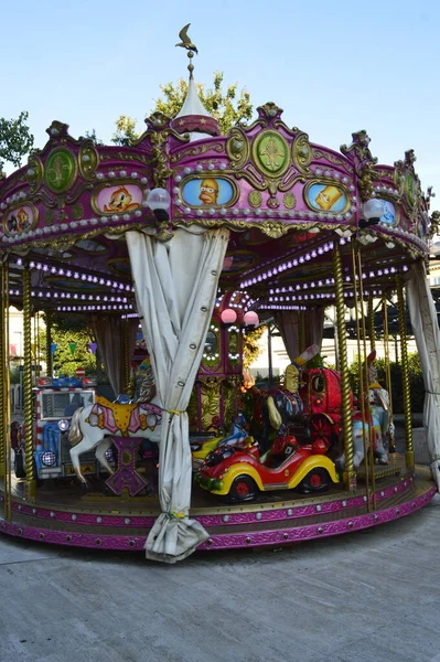 Pesaro, İtalya - 6 Ekim 2017: Pesaro, İtalya 'daki renkli karnaval atlıkarıncaları.