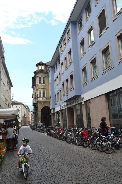Vista Rua Cidade Bolzano Com Pessoas Itália Europa — Fotografia de Stock