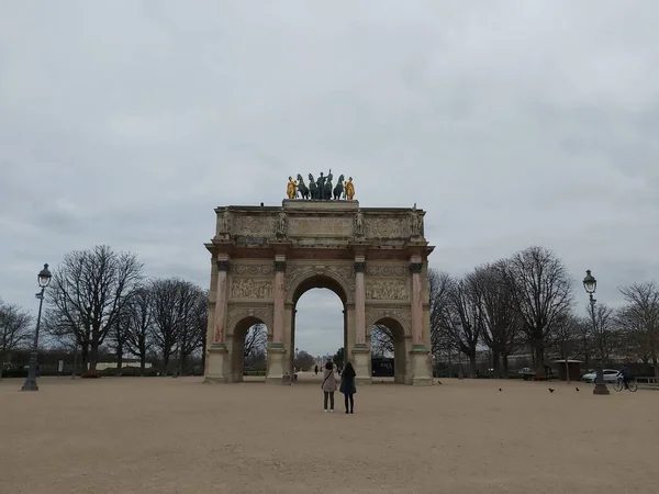 Paris, Fransa 'daki Atlıkarınca Zafer Kemeri manzarası