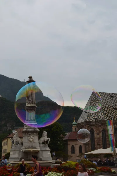 Bolzano şehrinin, İtalya 'nın ve Avrupa' nın havasında sabun köpükleri