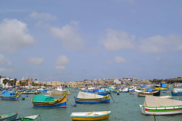 arka planda, Malta Valletta Harbour cityscape ile birçok güzel tekne