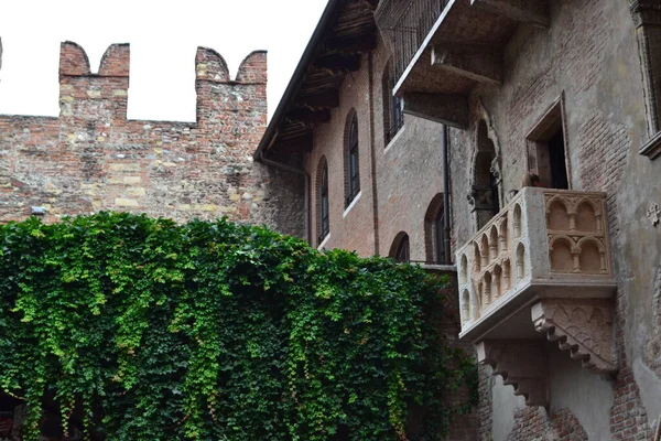 Verona 'da Giulietta' nın balkonunda.