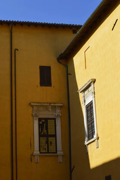 Bela Vista Antigo Edifício Amarelo Pesaro — Fotografia de Stock