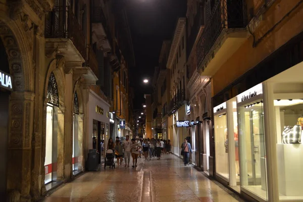 İnsanlar gece Verona 'da yürüyorlar.