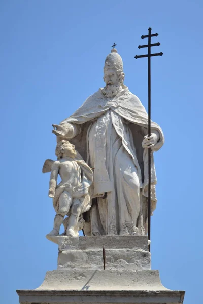 Статуя Святого Сильвестра Мантуя Ломбардия Италия — стоковое фото