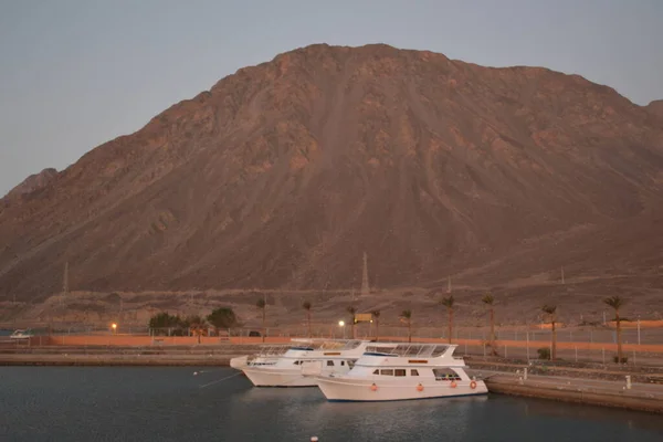 エジプトの山と船の眺め — ストック写真