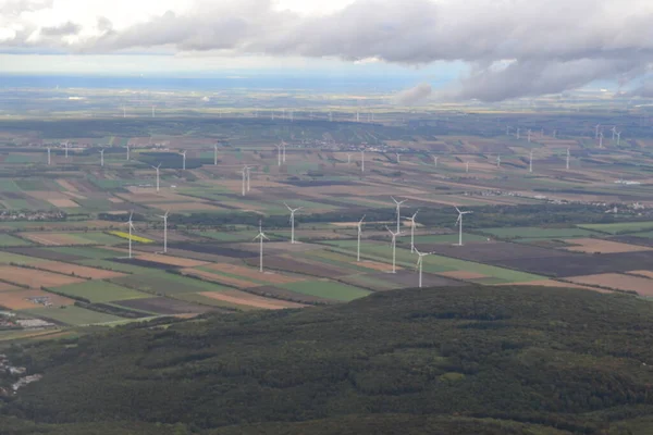 İtalya 'daki rüzgar çiftliğinin havadan görünüşü
