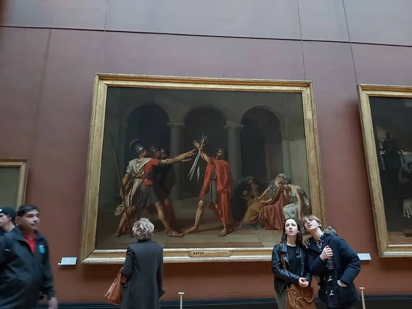 Turistler Louvre Müzesi 'ndeki sanat galerisini ziyaret ediyorlar. Louvre Müzesi dünyanın en büyük ve en çok ziyaret edilen müzelerinden biridir. Paris, Fransa.