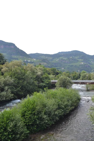 Nehir ve dağlarla dolu güzel bir manzara