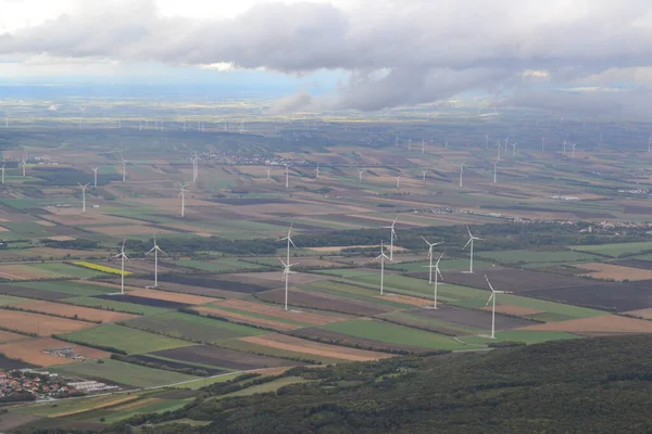 İtalya 'daki rüzgar çiftliğinin havadan görünüşü
