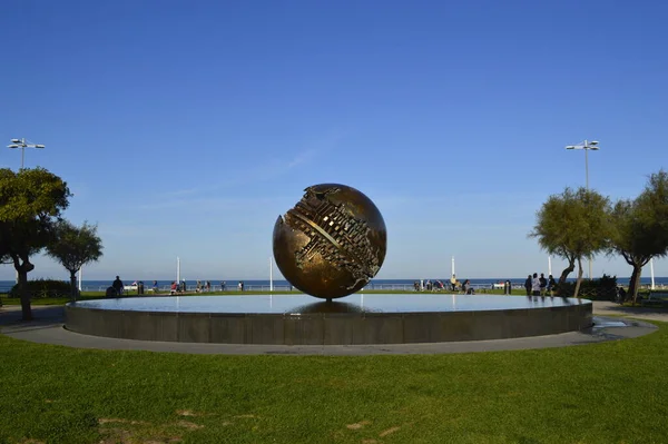 Pesaro, İtalya - 6 Ekim 2017: Pesaro denizi üzerinde Arnaldo Pomodoro 'nun büyük küresi, İtalya, Avrupa.